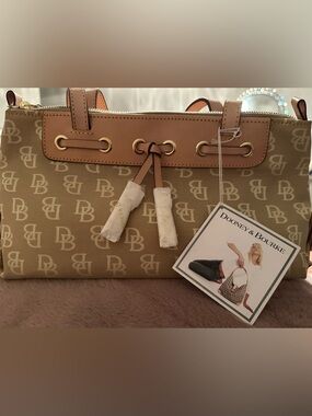 ⬇️ NWT Dooney & Bourke Beige/Tan Signature Logo Shoulder Bag